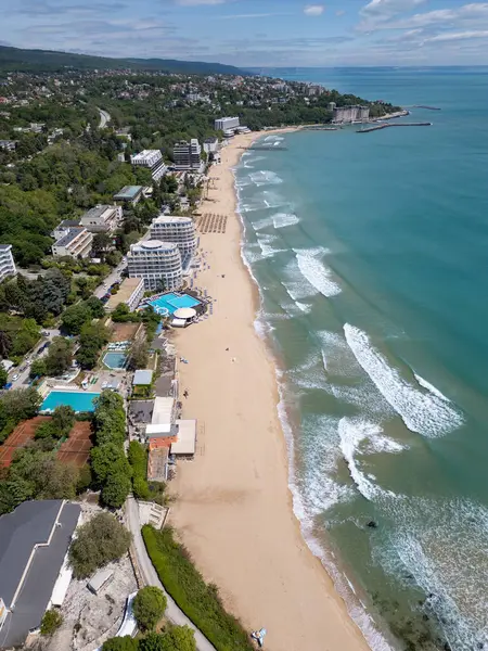 Bulgaristan 'ın Varna kenti yakınlarındaki Saints Constantine ve Helena' daki sahil manzarası. Açık turkuaz deniz, kumlu sahil, tatil köyleri ve güneşli bir günde yemyeşil çevre..