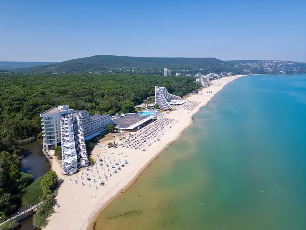 Bulgaristan 'ın Karadeniz kıyısındaki Albena tatil beldesinin havadan manzarası. Yazın geniş kumlu plaj, şemsiye, otel ve ormanlı tepeler..