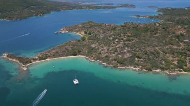 Turkuaz su, kumlu plajlar ve gizli koylara demir atmış teknelerin bulunduğu manzaralı bir sahil şeridi videosu. Idyllic Akdeniz manzarası kristal berrak deniz ve doğal güzellik.