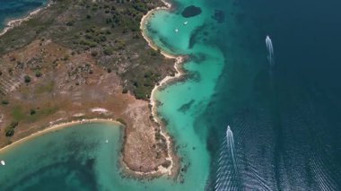 Turkuaz su, kumlu plajlar ve gizli koylara demir atmış teknelerin bulunduğu manzaralı bir sahil şeridi videosu. Idyllic Akdeniz manzarası kristal berrak deniz ve doğal güzellik.