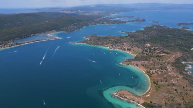 Turkuaz su, kumlu plajlar ve gizli koylara demir atmış teknelerin bulunduğu manzaralı bir sahil şeridi videosu. Idyllic Akdeniz manzarası kristal berrak deniz ve doğal güzellik.