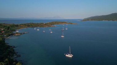 Turkuaz su, kumlu plajlar ve gizli koylara demir atmış teknelerin bulunduğu manzaralı bir sahil şeridi videosu. Idyllic Akdeniz manzarası kristal berrak deniz ve doğal güzellik.