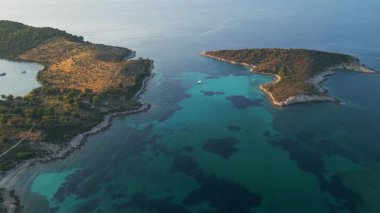 Turkuaz su, kumlu plajlar ve gizli koylara demir atmış teknelerin bulunduğu manzaralı bir sahil şeridi videosu. Idyllic Akdeniz manzarası kristal berrak deniz ve doğal güzellik.
