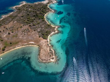Turkuaz suyu, tekneleri ve küçük plajları olan manzaralı bir Akdeniz yarımadası. Güzel yaz deniz manzarası seyahat, turizm ve doğa ile ilgili projeler için ideal..