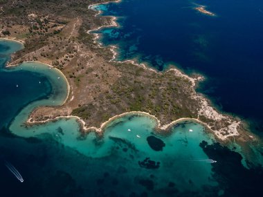 Turkuaz suyu, tekneleri ve küçük plajları olan manzaralı bir Akdeniz yarımadası. Güzel yaz deniz manzarası seyahat, turizm ve doğa ile ilgili projeler için ideal..