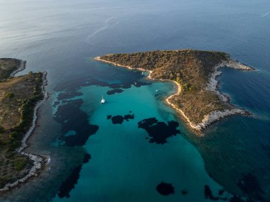 Turkuaz suyu, tekneleri ve küçük plajları olan manzaralı bir Akdeniz yarımadası. Güzel yaz deniz manzarası seyahat, turizm ve doğa ile ilgili projeler için ideal..