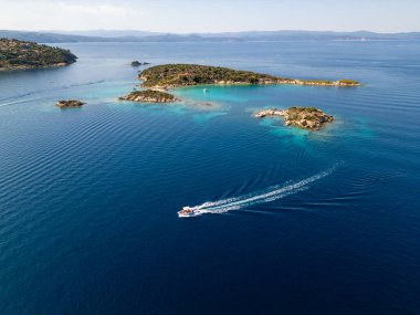 Turkuaz suyu, tekneleri ve küçük plajları olan manzaralı bir Akdeniz yarımadası. Güzel yaz deniz manzarası seyahat, turizm ve doğa ile ilgili projeler için ideal..