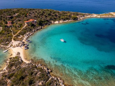 Turkuaz suyu, tekneleri ve küçük plajları olan manzaralı bir Akdeniz yarımadası. Güzel yaz deniz manzarası seyahat, turizm ve doğa ile ilgili projeler için ideal..