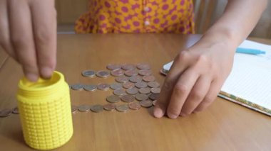 Ahşap bir masada Bulgar Lev paralarını sayan ellerin yakın çekimi. Para, tasarruf, finans, bütçe, ekonomi, yatırım, bankacılık ve ev giderleri kavramı.