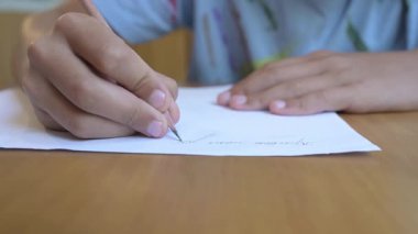 El yazısını, beyaz kağıt üzerinde sivri uçlu bir kalemle kapatıyoruz. El yazısı, eğitim, okul, çizim, yaratıcılık, öğrenme, öğrenim, ödev ve kişisel notlar kavramı.