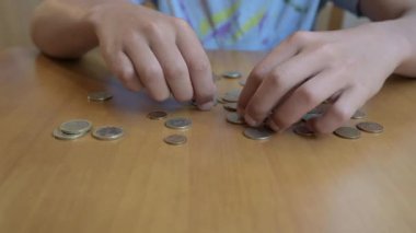 Ahşap bir masada Bulgar lev sikkelerini sayan eller. Bulgaristan 'da finans, tasarruf, ekonomi, para yönetimi, para birimi, bütçe ve günlük giderler kavramı.