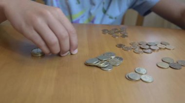 Ahşap bir masada Bulgar lev sikkelerini sayan eller. Bulgaristan 'da finans, tasarruf, ekonomi, para yönetimi, para birimi, bütçe ve günlük giderler kavramı.