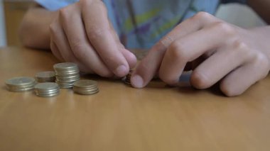 Ahşap bir masada Bulgar lev sikkelerini sayan eller. Bulgaristan 'da finans, tasarruf, ekonomi, para yönetimi, para birimi, bütçe ve günlük giderler kavramı.