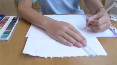 Beyaz kağıda kurşun kalemle çizilmiş çocuk resimleri. Yaratıcı etkinlik, ev ödevi veya sanat uygulaması.