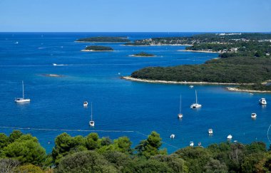 Adriyatik Denizi, Vrsar (Orsera), Istria, Hırvatistan. Mavi denizde yelkenliler