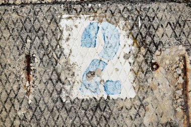 Duvarda iki numara var. Asfalt arka plan, boyalı numara. Duvar dokusu