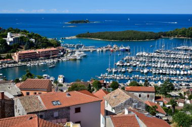 Marina Vrsar, Istria, Porec 'te. Hırvatistan 'ın İstrian kenti Vrsar' daki liman yatları ve yelkenliler