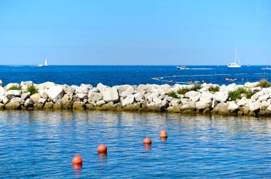 Hırvatistan 'ın Istria kentinin Porec kentindeki Adriyatik Denizi manzarası. Mavi deniz manzarası, Adriyatik denizi