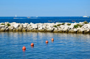 Hırvatistan 'ın Istria kentinin Porec kentindeki Adriyatik Denizi manzarası. Mavi deniz manzarası, Adriyatik denizi