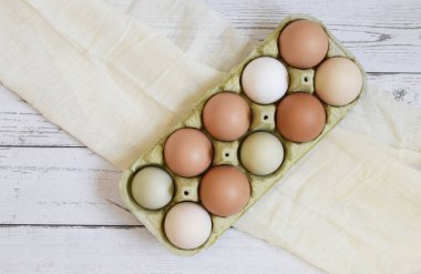 Taze tavuk yumurtası. Kağıt tepside organik yumurtalar