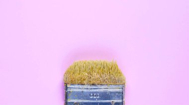 Pembe arkaplanda eski boya fırçası