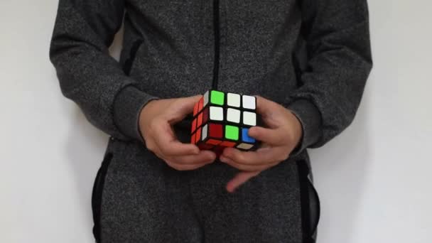 Bambino Che Gioca Cubo Rubik Ragazzo Che Risolve Puzzle Cubo — Video Stock