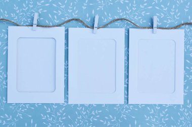 İpin üzerindeki fotoğraf çerçeveleri. Boş fotoğraf çerçeveleri