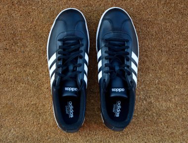 Sid, Sırbistan - Haziran 2023: Bir çift Adidas spor ayakkabısı. Adidas stajyerleri 