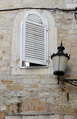 Eski pencere ve fener, Ayrıl, Hırvatistan