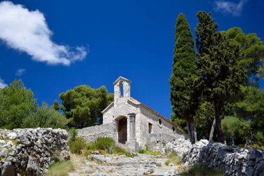 Hırvatistan 'ın Hvar Adası' ndaki İspanyol Kalesi yakınlarındaki ormanda bir şapel. Hvar 'daki Kruvenica Kilisesi.