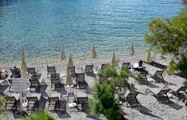 Hırvatistan 'ın Hvar plajında güneş sandalyeleri