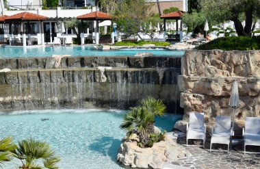 Şelale ve palmiyeli açık yüzme havuzu, tatil beldesi, Hvar, Hırvatistan