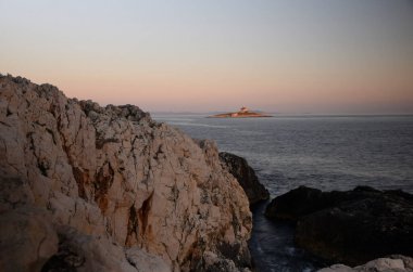 Deniz fenerli küçük bir ada, Hvar, Hırvatistan