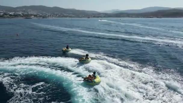 Foto Udara Dari Olahraga Air Ringo Laut — Stok Video