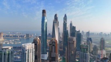 Dubai Marina 'nın havadan görüntüsü. Dubai Marina, JBR Plajı 'ndaki varlıklı yerleşim yeridir..