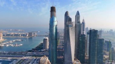 Dubai Marina 'nın havadan görüntüsü. Dubai Marina, JBR Plajı 'ndaki varlıklı yerleşim yeridir..
