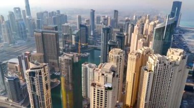 Dubai Marina 'nın havadan görüntüsü. Dubai Marina, JBR Plajı 'ndaki varlıklı yerleşim yeridir..