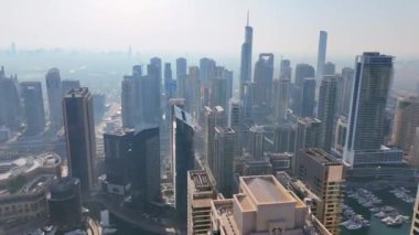 Dubai Marina 'nın havadan görüntüsü. Dubai Marina, JBR Plajı 'ndaki varlıklı yerleşim yeridir..