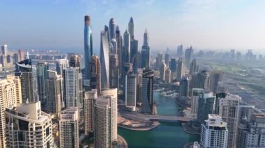 Dubai Marina 'nın havadan görüntüsü. Dubai Marina, JBR Plajı 'ndaki varlıklı yerleşim yeridir..