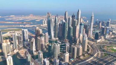 Dubai Marina 'nın havadan görüntüsü. Dubai Marina, The Beach ile bilinen zengin bir yerleşim yeridir..