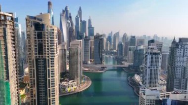 Dubai Marina 'nın havadan görüntüsü. Dubai Marina, The Beach ile bilinen zengin bir yerleşim yeridir..