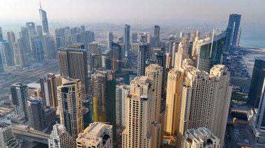 Palm Adaları 'nın havadan görünüşü üç yapay adadan oluşur: Palm Jumeirah, Deira Adaları ve Dubai kıyılarındaki Palm Jebel Ali..