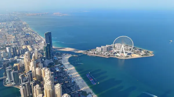 Palm Adaları 'nın havadan görünüşü üç yapay adadan oluşur: Palm Jumeirah, Deira Adaları ve Dubai kıyılarındaki Palm Jebel Ali..