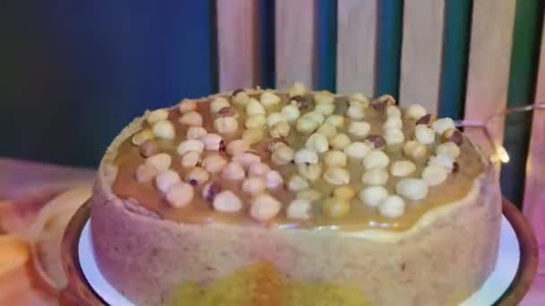 Kamerabewegung Den Nussigen Käsekuchen Selbstgebackener Kuchen Auf Einem Weißen Teller — Stockvideo
