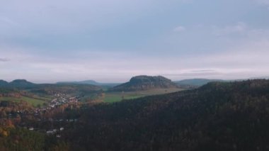 Sıcak bir sonbahar akşamında Sakson İsviçre 'nin dağdan panoramik manzarası. Kamera panorama boyunca hareket ederek tepeleri ve yerleşim yerlerini gösteriyor. Yüksek kalite 4k görüntü