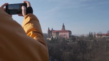Ksiadz şatosunu oradan fotoğraflama süreci, kalenin güzel bir manzarası ve çevresi açılıyor. Yüksek kalite 4k görüntü