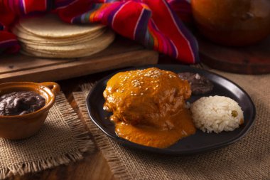 Encacahuatado. Yer fıstığı, kuru biber, susam tohumu, domates ve diğer baharatlardan yapılmış Meksika köstebeği. Et, domuz, tavuk ya da Enmoladas 'ta servis edilir..