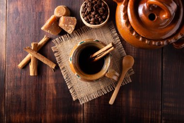 Orijinal ev yapımı Meksika kahvesi (cafe de olla) geleneksel el yapımı kil kupada (Jarrito de barro) rustik ahşap masa üzerinde servis edilir..