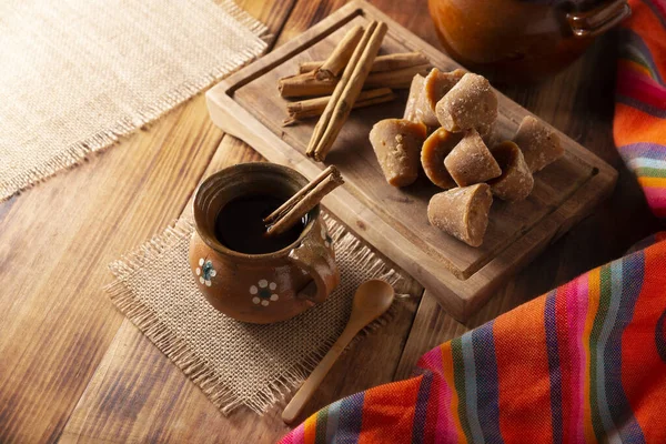 纯正自制的墨西哥咖啡 Cakedeolla 装在传统手工制作的黏土杯子 Jarrito Barro 放在乡村木桌上 — 图库照片