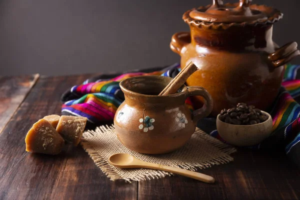 纯正自制的墨西哥咖啡 Cakedeolla 装在传统手工制作的黏土杯子 Jarrito Barro 放在乡村木桌上 — 图库照片